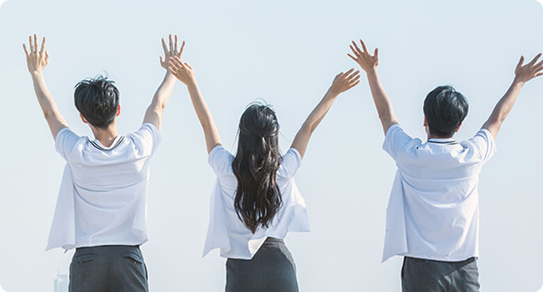남학생 2명과 여학생 1명이 손을 번쩍 들고 만세를 하고 있는 뒷모습